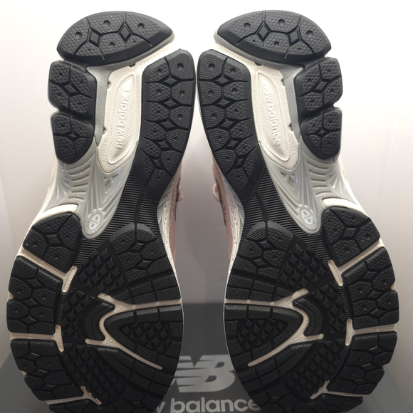 New Balance 2002R sneakers in the 'Pink Sand' or 'Quartz Pink' 7y/8.5w - Picture 5 of 8